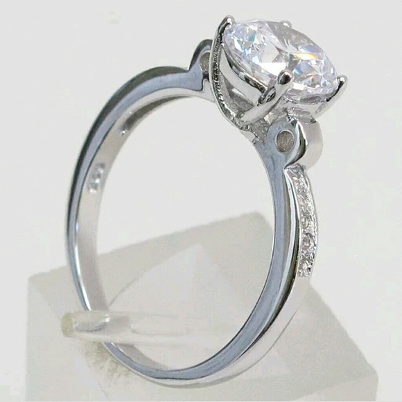 Classy 2 CT center stone Solitaire in .925 - Picture 2 of 3